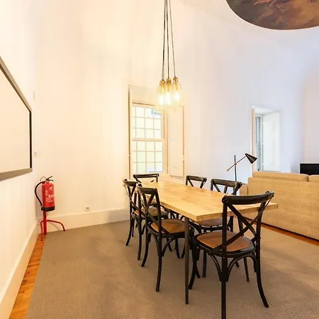 Bica Contemporary Historic 2 Bedroom Lägenhet