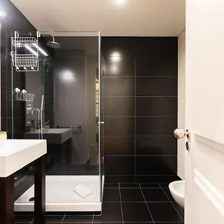 Bica Contemporary Historic 2 Bedroom Апартаменты